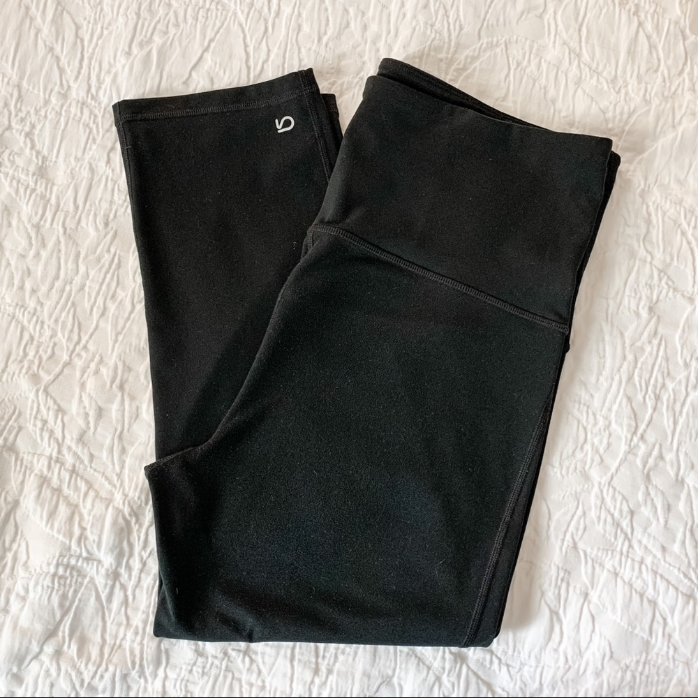 Gap Blackout Maternity Capri Leggings